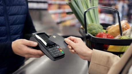 Что такое дебетовая карта и как получить от неё максимум