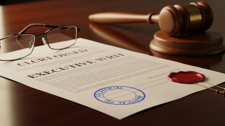 Как по исполнительному листу получить деньги самостоятельно: инструкция и рекомендации