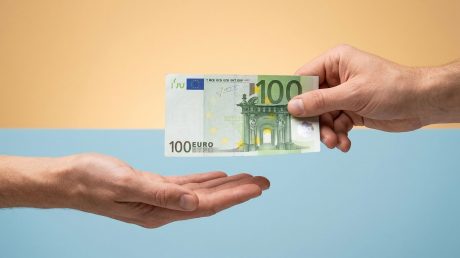 Какой рукой брать и отдавать деньги, чтобы не знать проблем с финансами - разбор привычек