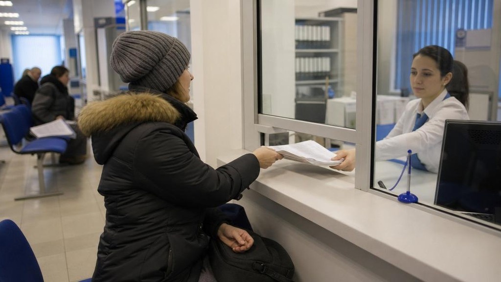 человек подаёт заявление в налоговую через окно