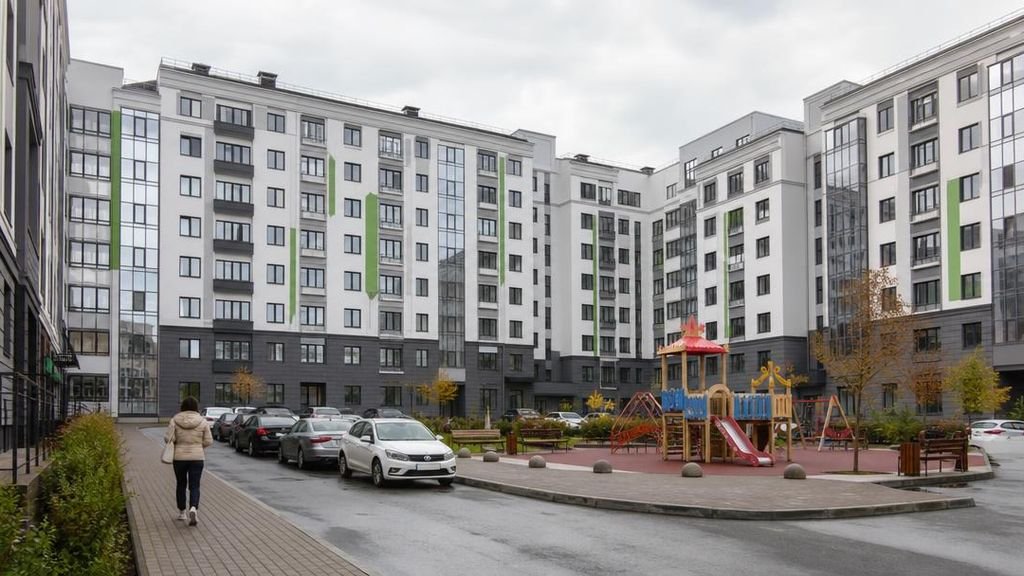 двор жилого многоэтажного дома в российском городе